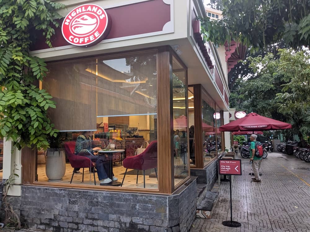 博物館の裏口側にあるハイランズコーヒー