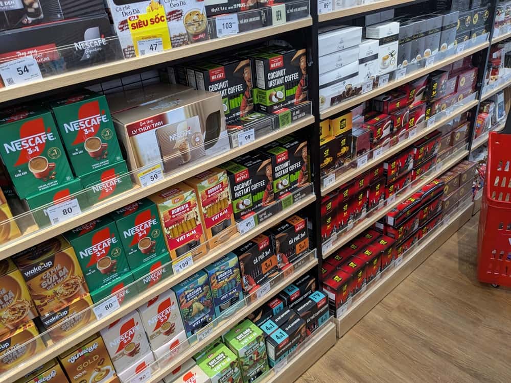 陳列棚に並ぶインスタントコーヒー