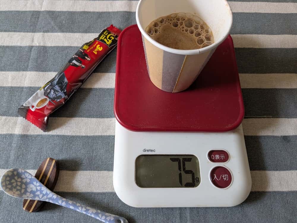 ベトナムインスタントコーヒー3in1にお湯を注いでいる