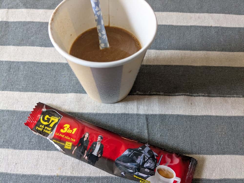 紙カップに入ったG7コーヒー3in1