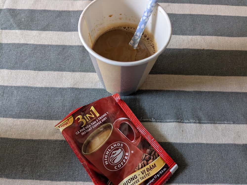 紙コップに注がれたハイランズコーヒー3in1