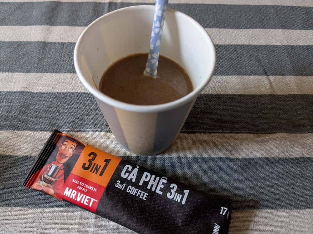 紙コップに入ったMR.VIET3in1コーヒー